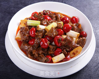 泡椒苦笋烧牛腩的做法步骤：1