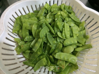 荷兰豆炒腊肉----冬季美味家常菜的做法步骤：1