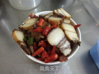荷兰豆炒腊肉----冬季美味家常菜的做法步骤：2