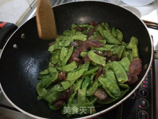 荷兰豆炒腊肉----冬季美味家常菜的做法步骤：4