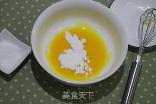 烤箱做鸡蛋卷（黑芝麻鸡蛋卷的做法）的做法步骤：2