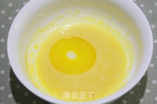 烤箱做鸡蛋卷（黑芝麻鸡蛋卷的做法）的做法步骤：3