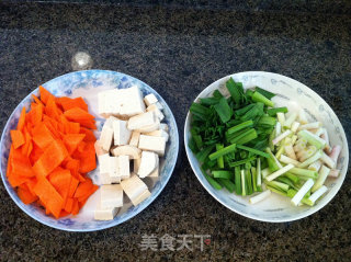 胡萝卜木耳蒜苗炒豆腐的做法步骤：1