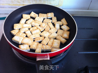 胡萝卜木耳蒜苗炒豆腐的做法步骤：2