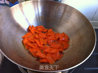 胡萝卜木耳蒜苗炒豆腐的做法步骤：3