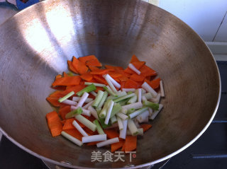 胡萝卜木耳蒜苗炒豆腐的做法步骤：4