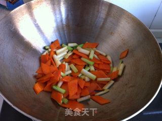 胡萝卜木耳蒜苗炒豆腐的做法步骤：5