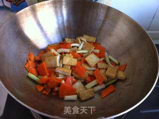 胡萝卜木耳蒜苗炒豆腐的做法步骤：6