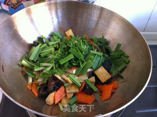 胡萝卜木耳蒜苗炒豆腐的做法步骤：8