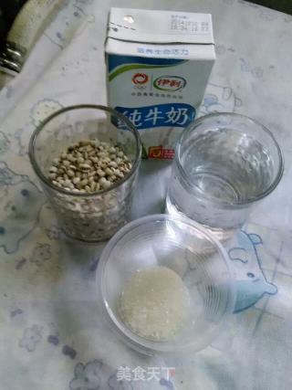 美白薏苡仁牛奶露的做法步骤：1