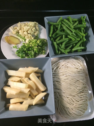 五花肉豆角土豆焖面（生面焖制）的做法步骤：1