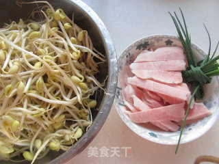 简单家常菜---沙锅豆芽的做法步骤：1