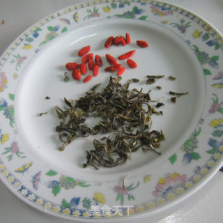 枸杞绿茶的做法步骤：1