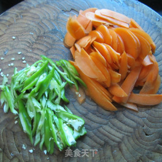 干烧青椒胡萝卜片的做法步骤：2