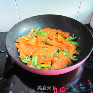干烧青椒胡萝卜片的做法步骤：7
