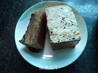 机压豆腐炒腊肉的做法步骤：1