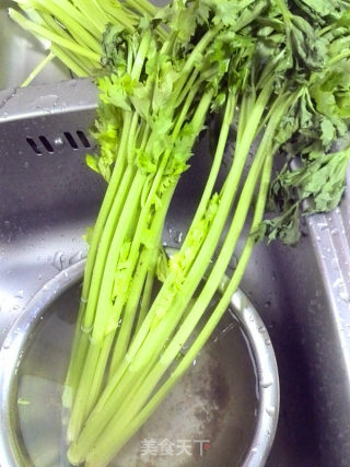 山芹小炒肉的做法步骤：1