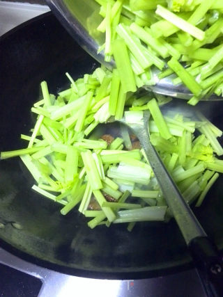 山芹小炒肉的做法步骤：8