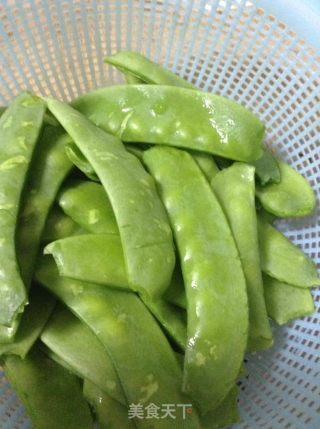 广式腊肠炒荷兰豆的做法步骤：2