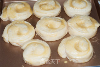 来点料更美味--杏仁酱面包卷的做法步骤：12