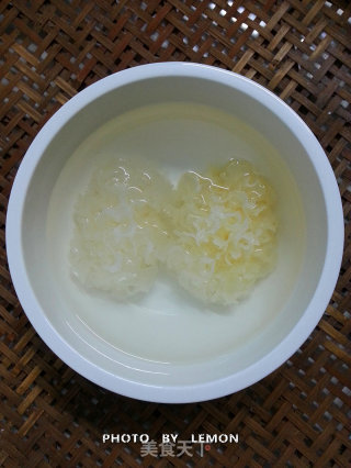 驻颜精灵--百合雪梨银耳汤的做法步骤：3
