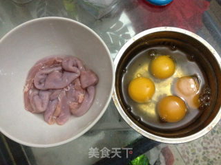 青椒红椒炒鸡蛋酿粉肠的做法步骤：1