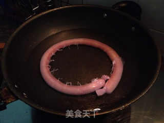 青椒红椒炒鸡蛋酿粉肠的做法步骤：2