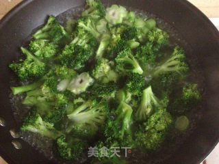 酸酸甜甜蒜蓉茄汁炒西兰花的做法步骤：3