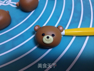 翻糖小熊纸杯蛋糕的做法步骤：2