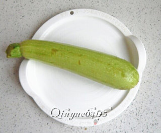 嫩西葫芦蘸料小凉菜的做法步骤：1