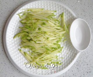 嫩西葫芦蘸料小凉菜的做法步骤：3
