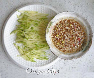 嫩西葫芦蘸料小凉菜的做法步骤：7