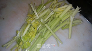 鸡蛋芹菜炒香干的做法步骤：1