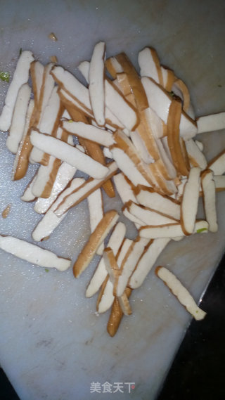 鸡蛋芹菜炒香干的做法步骤：2