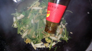 鸡蛋芹菜炒香干的做法步骤：8