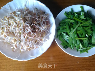 绿豆芽炒韭菜的做法步骤：1