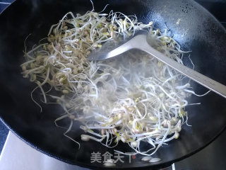 绿豆芽炒韭菜的做法步骤：3