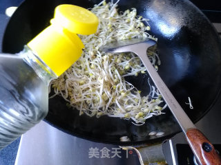 绿豆芽炒韭菜的做法步骤：4