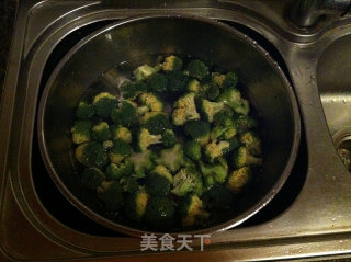 土豆扣西兰花的做法步骤：1
