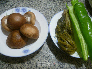 雪菜青椒炒香菇的做法步骤：1
