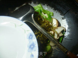 雪菜青椒炒香菇的做法步骤：6