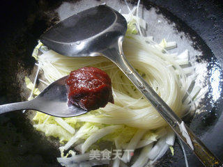 白菜炒米线的做法步骤：4