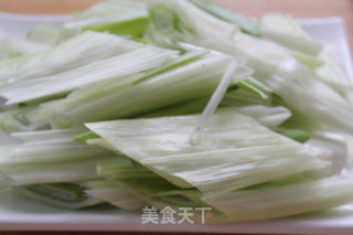 那清爽香甜的老味道:鲁菜经典 葱爆肉的做法步骤：2