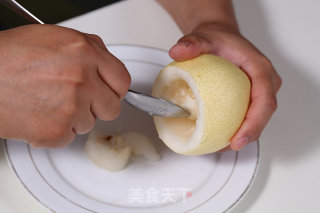 冰糖蒸梨的做法步骤：1