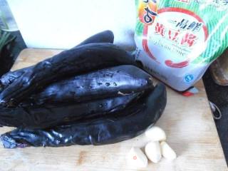 黄豆酱焖茄子的做法步骤：1