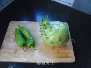 尖椒炒苤蓝的做法步骤：1