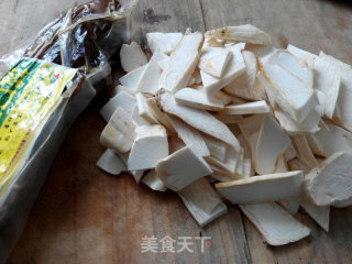 腊肉炒杏鲍菇的做法步骤：1