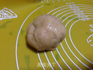 咸蛋黄绿豆沙菠萝饼的做法步骤：6