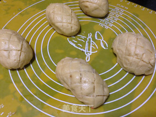 咸蛋黄绿豆沙菠萝饼的做法步骤：12