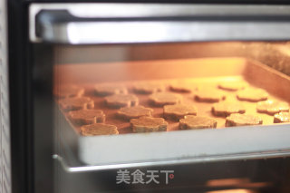 小小改变带来的惊喜美味——花生芝麻酥饼的做法步骤：11